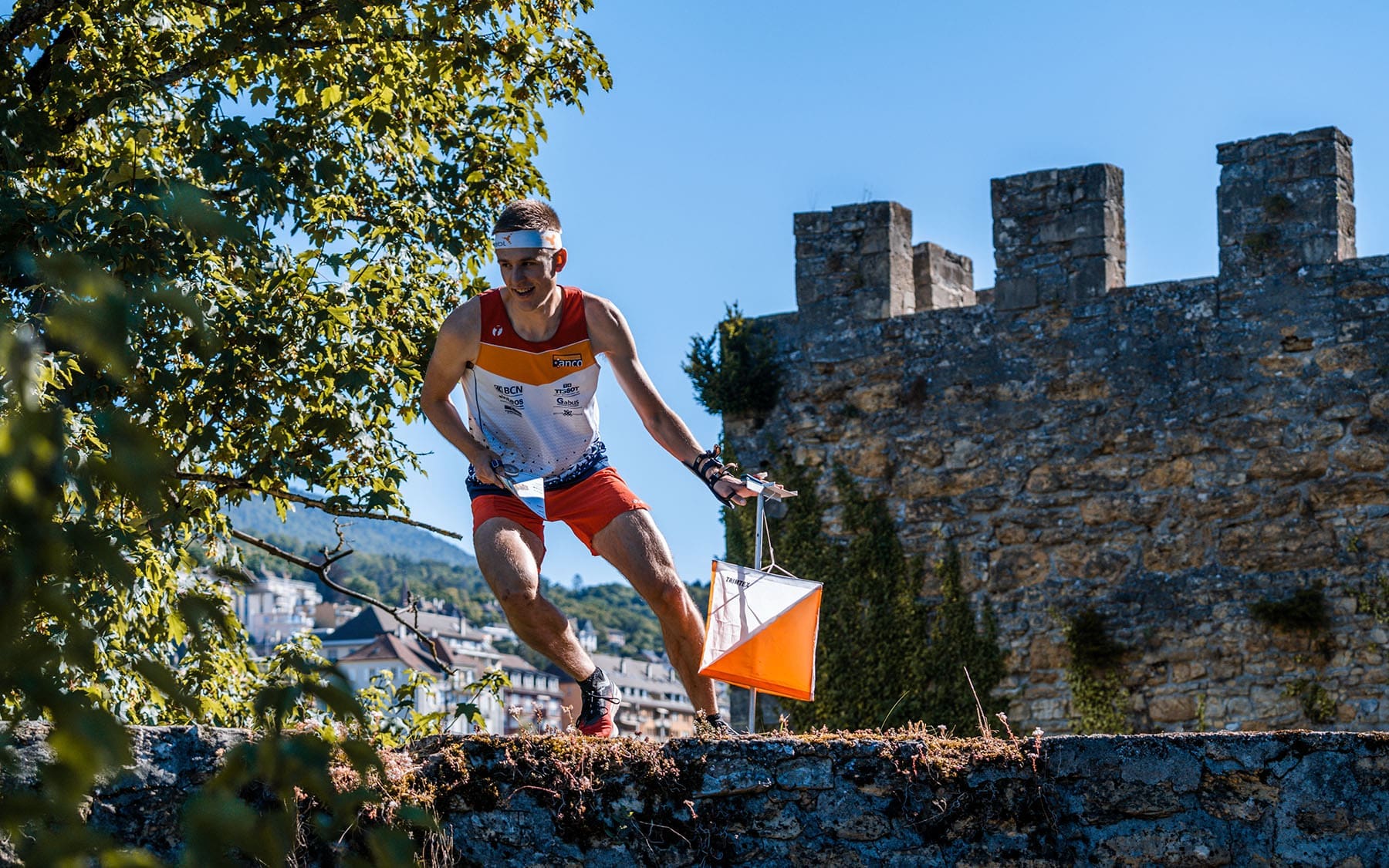 Coureur de l'ANCO à un poste de contrôle, au pied des remparts