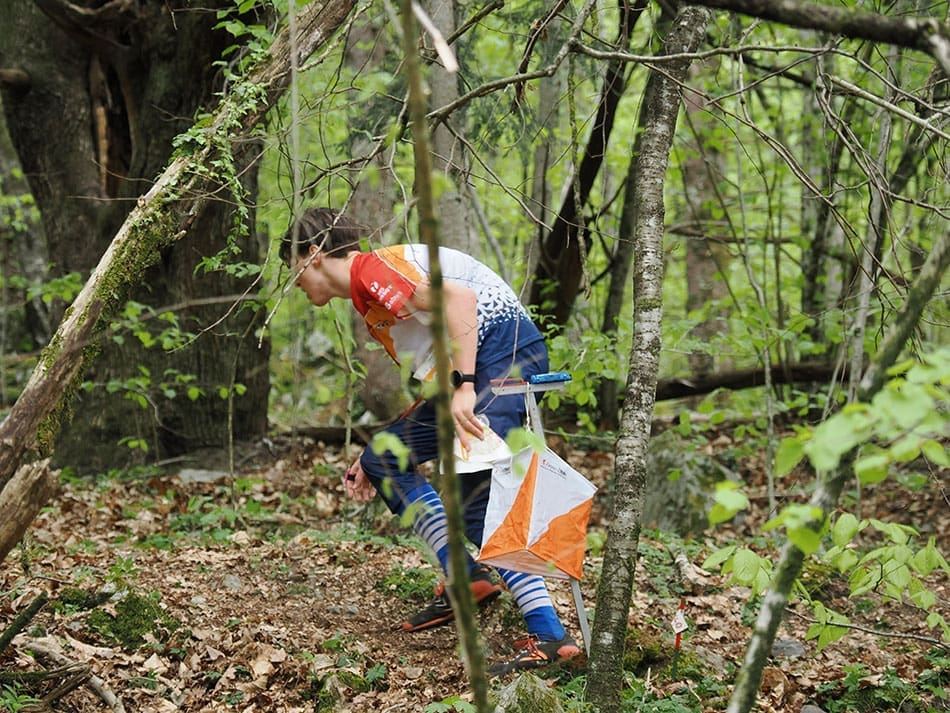 Orienteur de l'ANCO en pleine course en forêt
